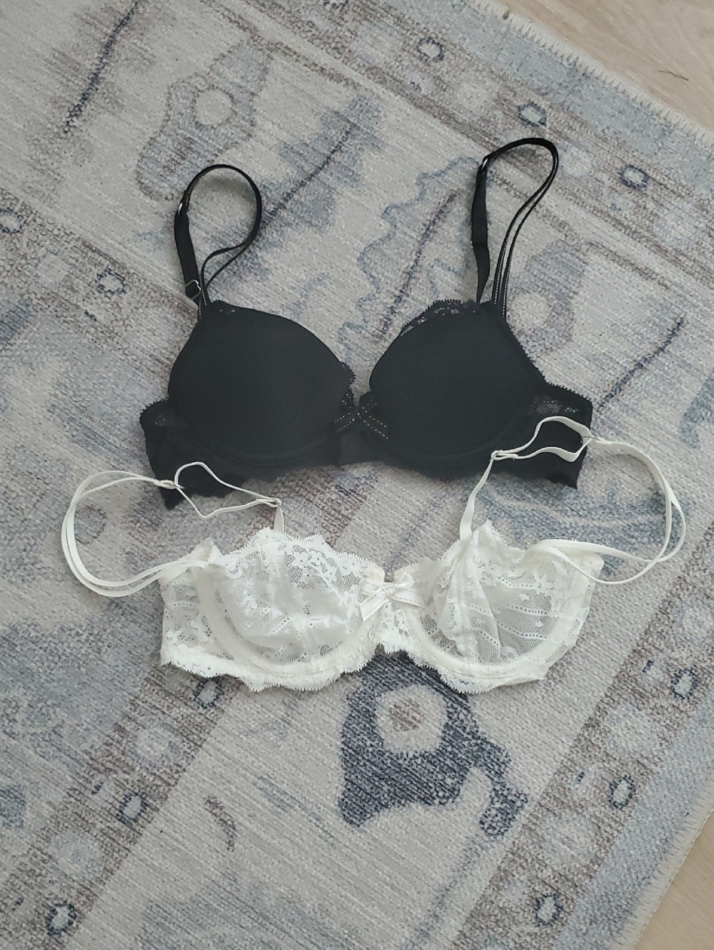 Chantelle Bundle Of 2 Designer Lace Underwire Bras Sz32A